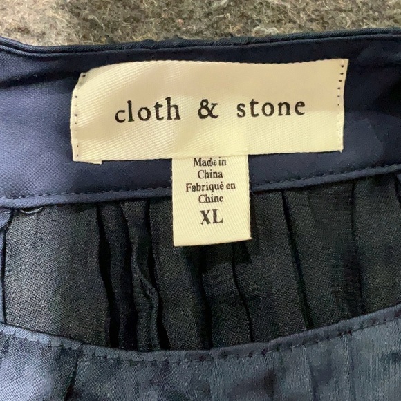 Cloth & Stone Sleeveless Halter Blouse Size XL Navy Blue Pleated - Picture 6 of 7